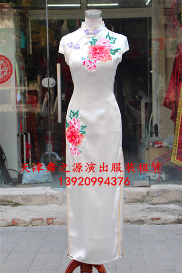 白色绣牡丹旗袍