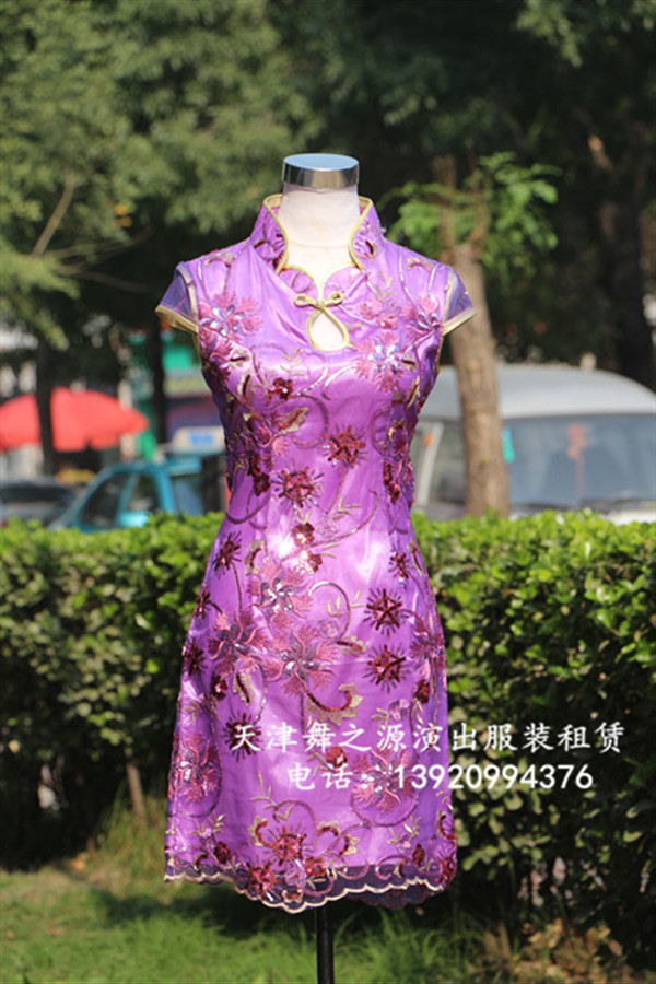 紫色光片短旗袍