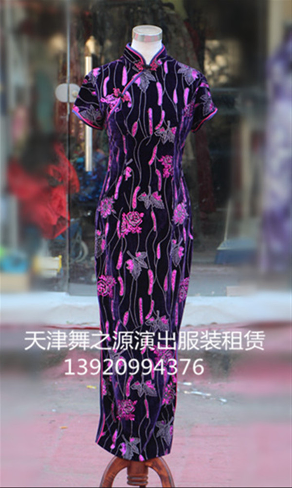 紫色绒面长旗袍